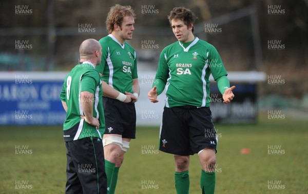 05.02.10 - Wales Rugby Training -  Ryan Jones chats with Alun Wyn Jones(centre) and Gareth Williams (lt) 