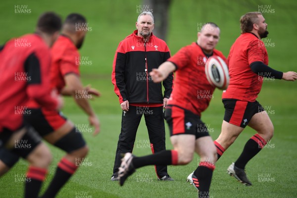 050221 - Wales Rugby Training - Wayne Pivac during training