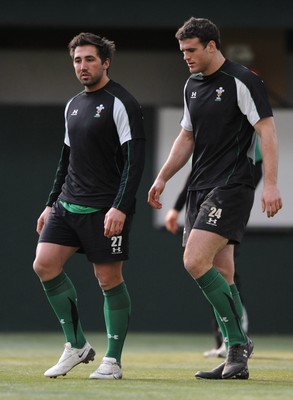 05.03.09 - Wales Rugby Training - Gavin Henson chats to Jamie Roberts during training. 