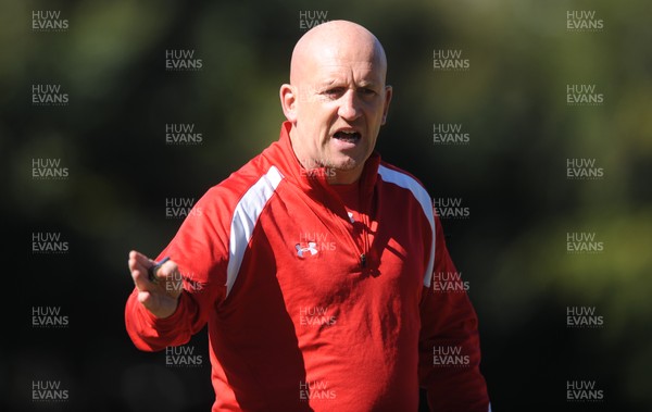 050612 - Wales Rugby Training -Defence coach Shaun Edwards during training