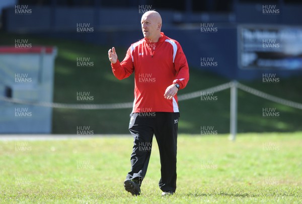 050612 - Wales Rugby Training -Defence coach Shaun Edwards during training