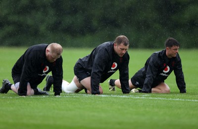 050625 - Wales Rugby Training - Keiron Assiratti, Ben Carter and Reuben Morgan-Williams during training
