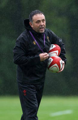 050625 - Wales Rugby Training - Matt Sherratt, Head Coach during training