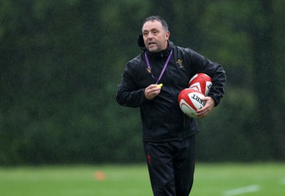 050625 - Wales Rugby Training - Matt Sherratt, Head Coach during training