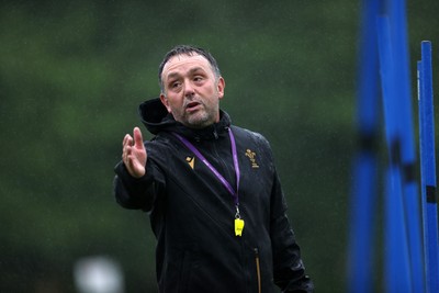050625 - Wales Rugby Training - Matt Sherratt, Head Coach during training