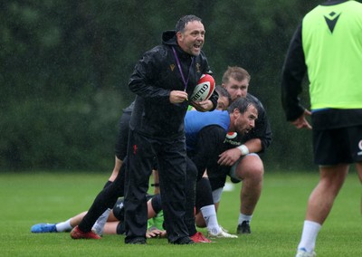 050625 - Wales Rugby Training - Matt Sherratt, Head Coach during training