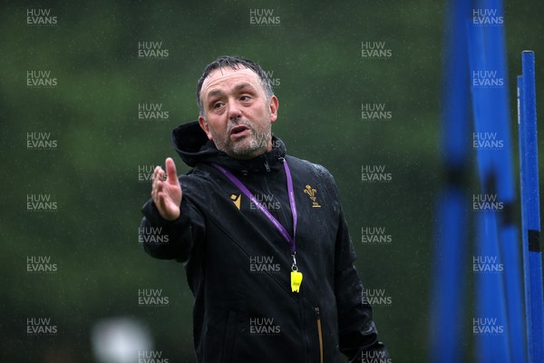 050625 - Wales Rugby Training - Matt Sherratt, Head Coach during training