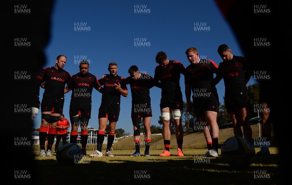 050722 - Wales Rugby Training - Alun Wyn Jones, Taulupe Faletau, Dan Biggar, Josh Adams, Will Rowlands, Rhys Carre and Tomos Williams huddle during training