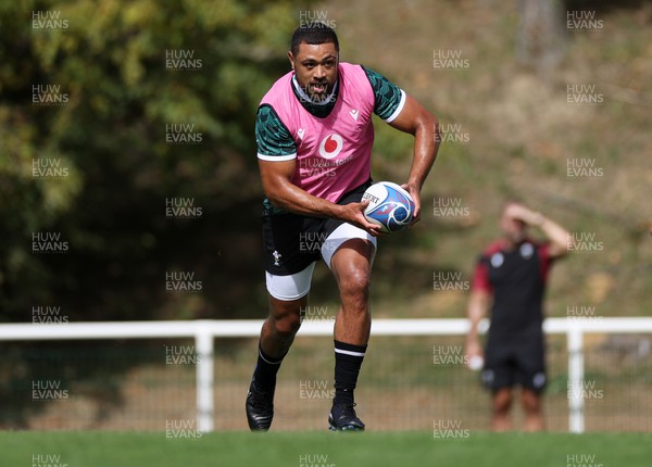 050923 - Wales Rugby Training in their first session in Versailles ahead of their opening Rugby World Cup game - Taulupe Faletau during training
