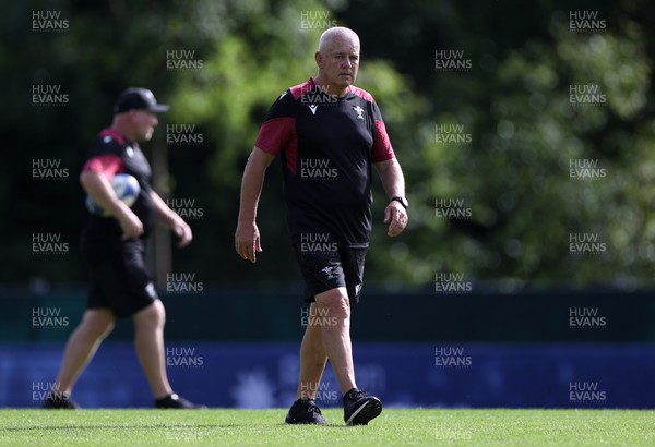 050923 - Wales Rugby Training in their first session in Versailles ahead of their opening Rugby World Cup game - Head Coach Warren Gatland during training