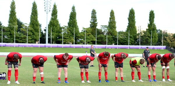 051019 - Wales Rugby Training - Wales players bow to the crowd at the end of training
