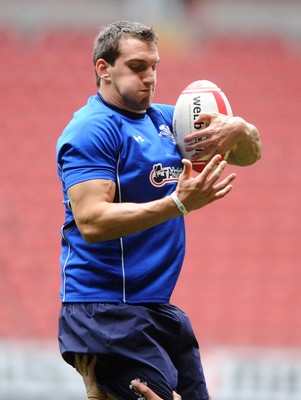 05.11.10 -Wales Rugby Captains Run - Sam Warburton during training. 