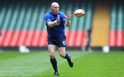 05.11.10 -Wales Rugby Captains Run - Tom Shanklin during training. 