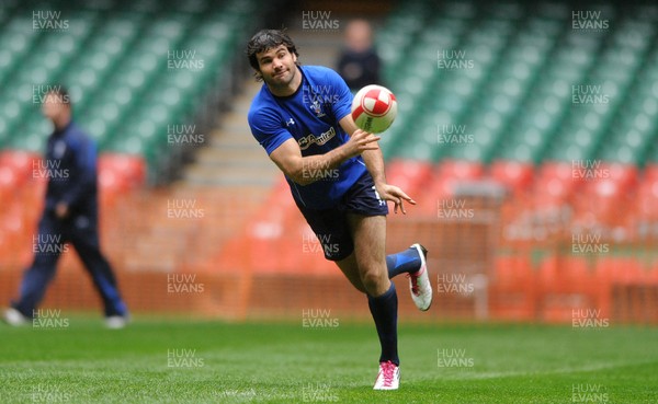 05.11.10 -Wales Rugby Captains Run - Mike Phillips during training. 