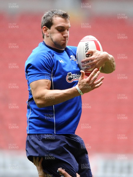 05.11.10 -Wales Rugby Captains Run - Sam Warburton during training. 
