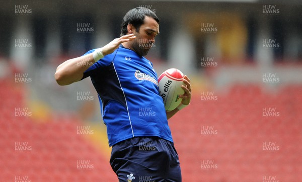 05.11.10 -Wales Rugby Captains Run - Jonathan Thomas during training. 