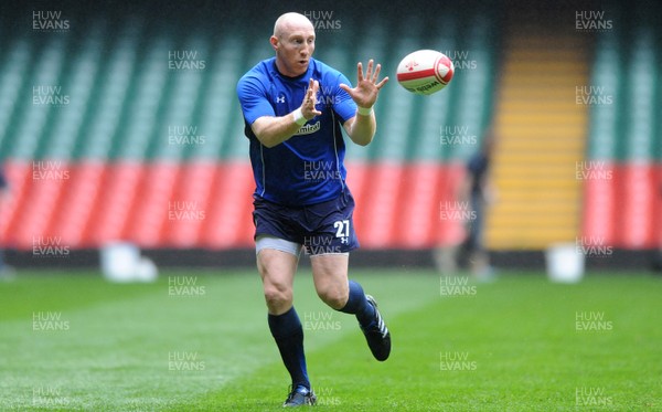 05.11.10 -Wales Rugby Captains Run - Tom Shanklin during training. 