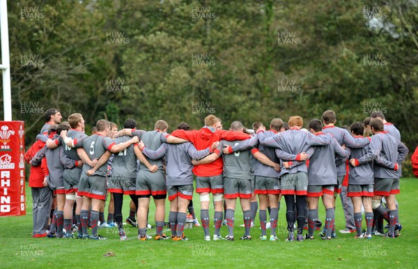 051113 - Wales Rugby Training - Team huddle during training