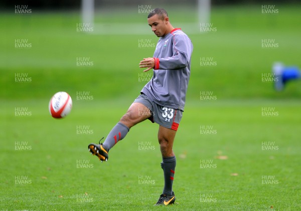 051113 - Wales Rugby Training - Eli Walker during training