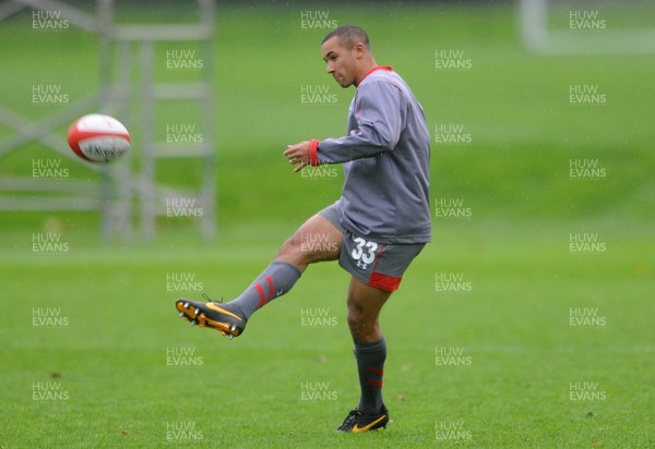 051113 - Wales Rugby Training - Eli Walker during training