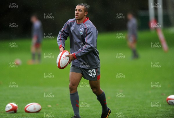 051113 - Wales Rugby Training - Eli Walker during training