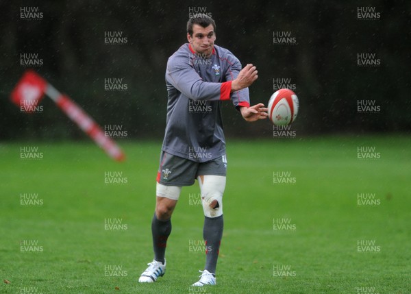 051113 - Wales Rugby Training - Sam Warburton during training