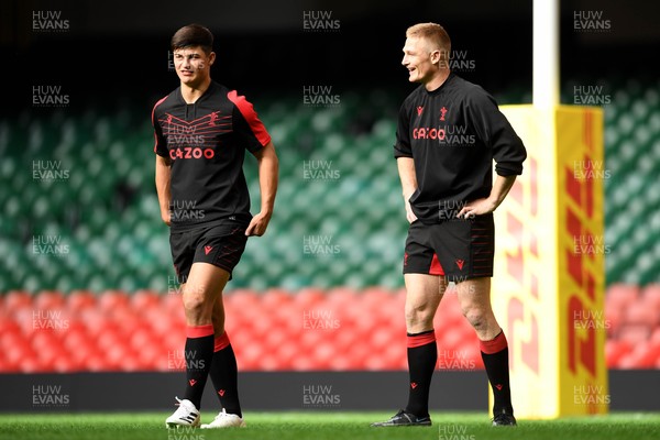 051121 - Wales Rugby Training - Louis Rees-Zammit and Johnny McNicholl during training