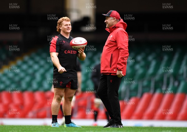051121 - Wales Rugby Training - Bradley Roberts and Wayne Pivac during training
