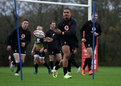051125 - Wales Rugby Training in the week leading up to their first Quilter Autumn Nations Series against Argentina - Ben Thomas during training