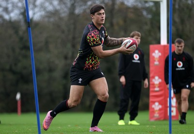 051125 - Wales Rugby Training in the week leading up to their first Quilter Autumn Nations Series against Argentina - Louis Rees-Zammit during training