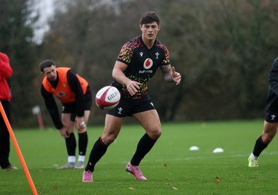 051125 - Wales Rugby Training in the week leading up to their first Quilter Autumn Nations Series against Argentina - Louis Rees-Zammit during training