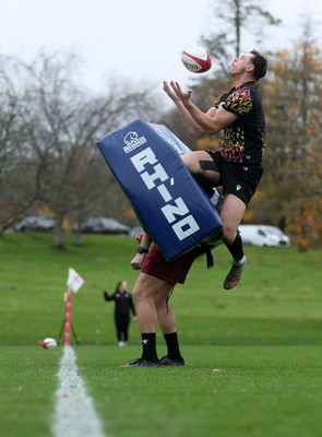 051125 - Wales Rugby Training in the week leading up to their first Quilter Autumn Nations Series against Argentina - Tom Rogers during training