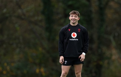 051125 - Wales Rugby Training in the week leading up to their first Quilter Autumn Nations Series against Argentina - Dan Edwards during training