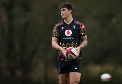 051125 - Wales Rugby Training in the week leading up to their first Quilter Autumn Nations Series against Argentina - Louis Rees-Zammit during training