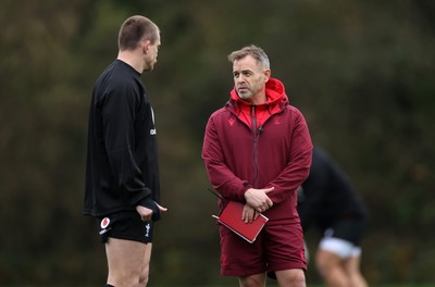 051125 - Wales Rugby Training in the week leading up to their first Quilter Autumn Nations Series against Argentina - Nick Tompkins and Danny Wilson, Assistant Coach during training