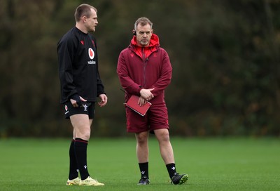 051125 - Wales Rugby Training in the week leading up to their first Quilter Autumn Nations Series against Argentina - Nick Tompkins and Danny Wilson, Assistant Coach during training