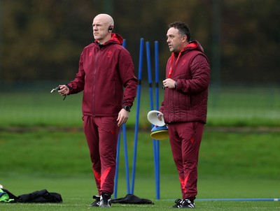 051125 - Wales Rugby Training in the week leading up to their first Quilter Autumn Nations Series against Argentina - Steve Tandy, Head Coach and Matt Sherratt, Attack Coach during training