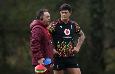 051125 - Wales Rugby Training in the week leading up to their first Quilter Autumn Nations Series against Argentina - Matt Sherratt, Attack Coach and Louis Rees-Zammit during training