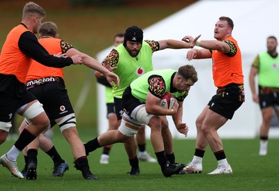 051125 - Wales Rugby Training in the week leading up to their first Quilter Autumn Nations Series against Argentina - Olly Cracknell during training