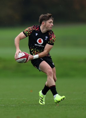 051125 - Wales Rugby Training in the week leading up to their first Quilter Autumn Nations Series against Argentina - Dan Edwards during training