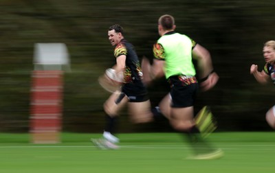 051125 - Wales Rugby Training in the week leading up to their first Quilter Autumn Nations Series against Argentina - Tom Rogers during training