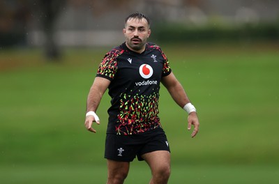 051125 - Wales Rugby Training in the week leading up to their first Quilter Autumn Nations Series against Argentina - Liam Belcher during training