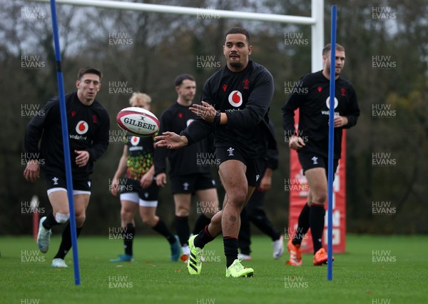 051125 - Wales Rugby Training in the week leading up to their first Quilter Autumn Nations Series against Argentina - Ben Thomas during training