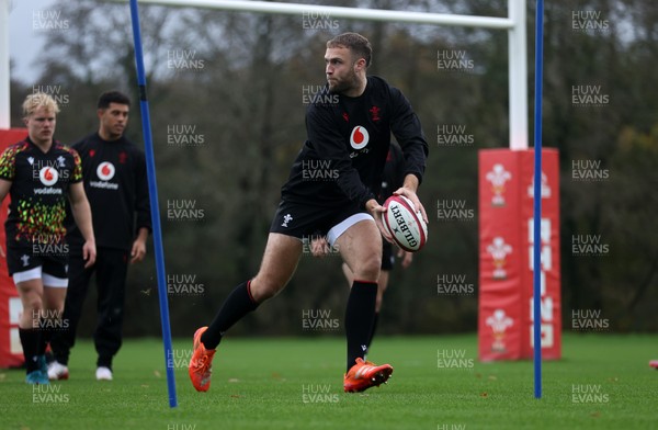 051125 - Wales Rugby Training in the week leading up to their first Quilter Autumn Nations Series against Argentina - Max Llewellyn during training