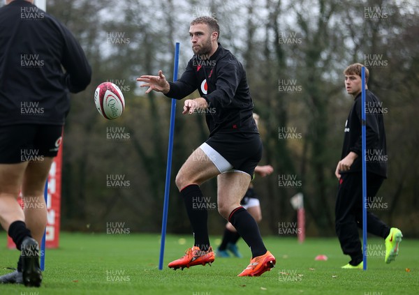051125 - Wales Rugby Training in the week leading up to their first Quilter Autumn Nations Series against Argentina - Max Llewellyn during training