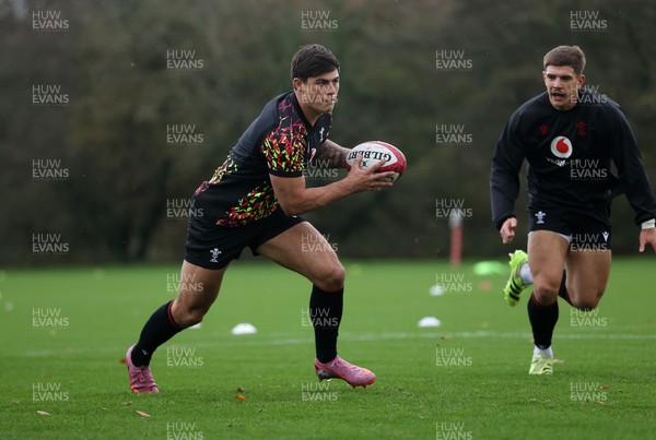 051125 - Wales Rugby Training in the week leading up to their first Quilter Autumn Nations Series against Argentina - Louis Rees-Zammit during training