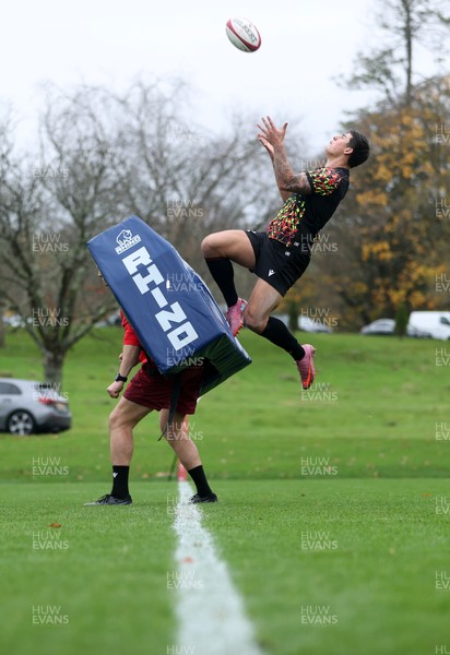 051125 - Wales Rugby Training in the week leading up to their first Quilter Autumn Nations Series against Argentina - Louis Rees-Zammit during training