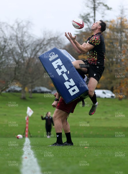 051125 - Wales Rugby Training in the week leading up to their first Quilter Autumn Nations Series against Argentina - Tom Rogers during training