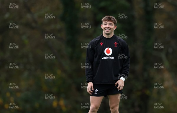051125 - Wales Rugby Training in the week leading up to their first Quilter Autumn Nations Series against Argentina - Dan Edwards during training