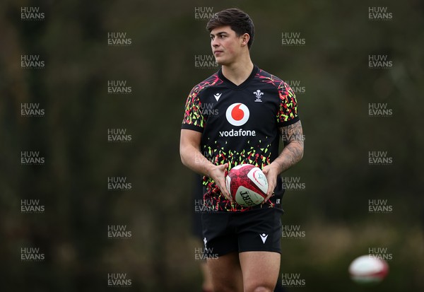 051125 - Wales Rugby Training in the week leading up to their first Quilter Autumn Nations Series against Argentina - Louis Rees-Zammit during training